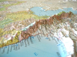Рельефная политико-административная карта "Россия и сопредельные государства" (3D рельеф) деревянный багет